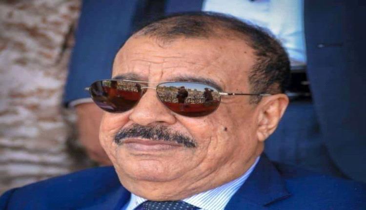 اللواء بن بريك يُعزّي في وفاة العميد ركن طيار عبدالباسط العامري
