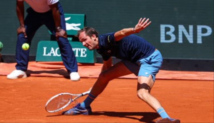 مدفيديف يتلقى خسارة مفاجئة في 