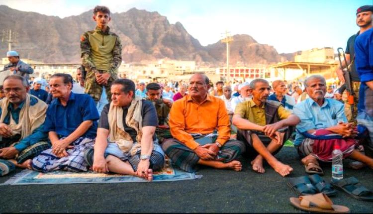 هرهرة والحالمي يؤديان صلاة عيد الأضحى في المعلا
..