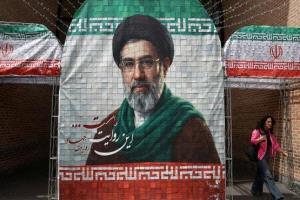 مجتبى خامنئي اتخذ قراره النهائي.. "عدم تسليم اليورانيوم لواشنطن"