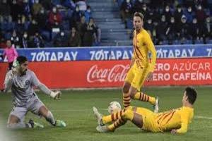 ألافيس يهزم برشلونة ويبتعد عن الهبوط