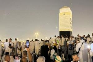 توافد الحجاج إلى صعيد عرفات لأداء الركن الأعظم
