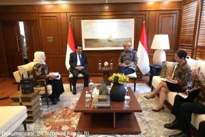 السفير بلفقية يبحث مع نائب وزير الخارجية الإندونيسي العلاقات الثنائية بين البلدين 