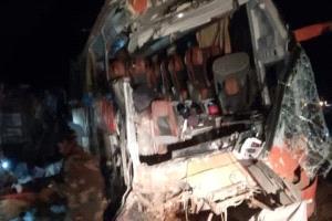 صور.. عشرات الوفيات والجرحى بتصادم حافلة مغتربين وشاحنة بحضرموت