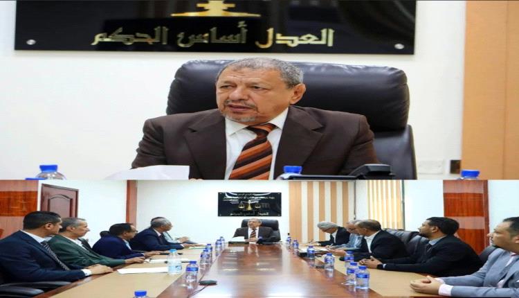 رئيس مجلس القضاء الأعلى يلتقي رؤساء المحاكم والنيابات الجزائية المتخصصة بعدن ويشدد على سرعة البت في القضايا