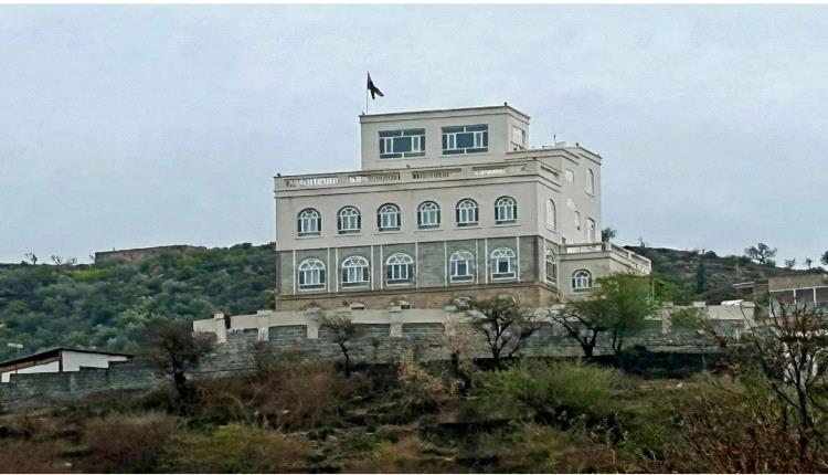 نصف كيلو يفصل الحوثيين عن منزل رشاد العليمي.. ماذا حدث ليلة سقوط مواقع الحجرية؟