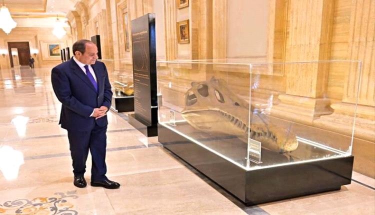 ديناصور "السبينوصور المصري" يلفت نظر السيسي في منتدى مصر للتعدين