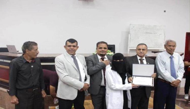 كلية طب أسنان عدن تفتح ذراعيها للدفعة الثلاثين وتتوج نجوم التفوق