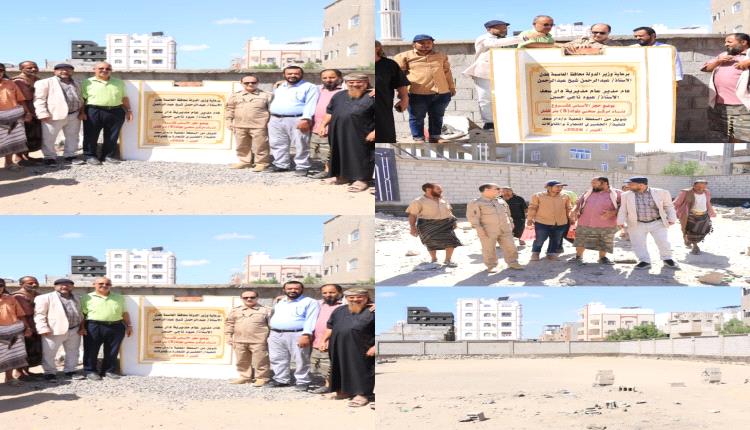 مدير عام دارسعد يضع حجر الأساس لمشروع بناء مركز صحي في منطقة بئر فضل ( صور )