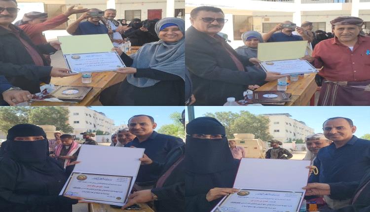 مدير عام البريقة يكرم أوائل الطلاب والمعلمين بمدرسة أبو حربة للتعليم الأساسي