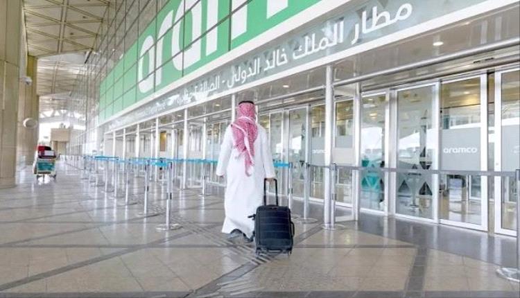 صحيفة أمريكية : صواريخ حوثية أصابت مبنى للركاب في مطار الرياض بشكل مباشر
