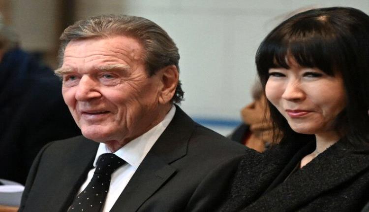 زوجة شرودر تنشر صورة لها مع زوجها بسترات 
