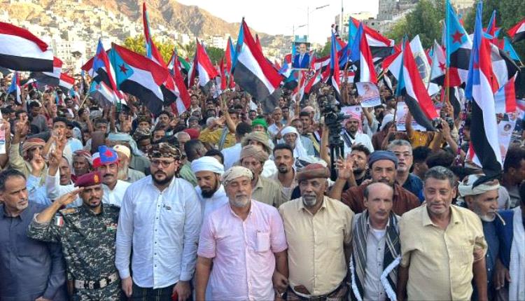 مليونية المكلا تجدد التفويض للرئيس الزبيدي وتؤكد مساندة القوات الجنوبية في مواجهة الحوثيين
