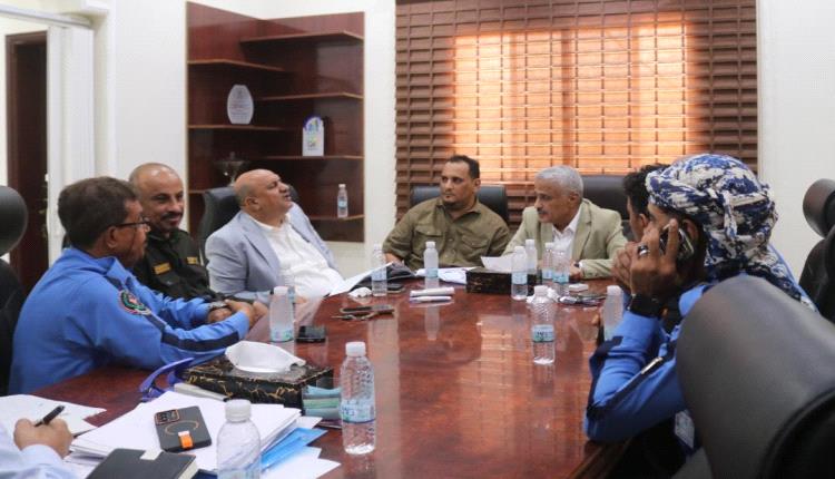 تحركات لتنظيم المرور في #عدن.. رئيس صندوق صيانة الطرق يناقش تركيب إشارات مرورية لمعالجة الاختناقات