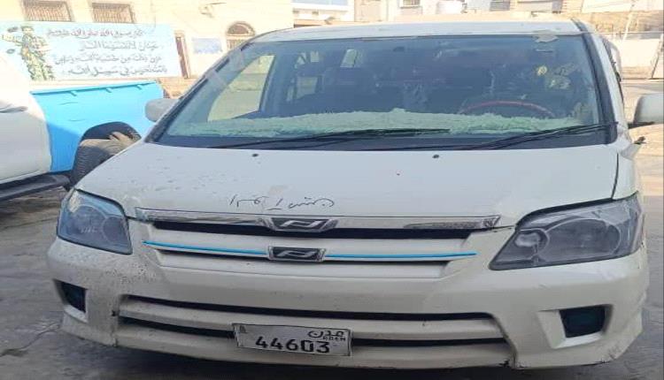 شرطة العاصمة عدن تضبط باصا تسبب في حادث دهس أودى بحياة أم وابنتها في محافظة لحج.