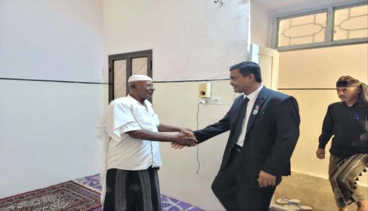 التميمي يزور المناضلين سالم دومان وعوض قوايا ويكرمهما بدرع الثبات والصمود