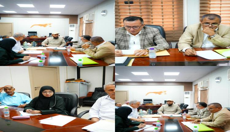 لجنة المناقصات بالعاصمة عدن تقر خمس مناقصات لتأهيل وسفلتة عدد من الطرق والشوارع الحيوية ( صور )
