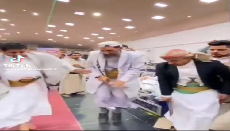 هذا الشيخ المنافق الذي بكى عين دم وعين دموع عندما دخلت قوات الجيش الجنوبي الحكومية محافظة حضرموت وبسطت الأمن والأمان خلال شهر واحد فقط