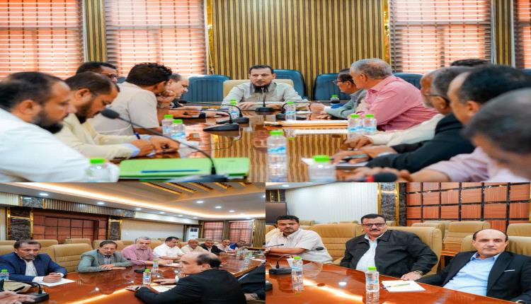 المحافظ شيخ يترأس الاجتماع الدوري لمديري عموم المديريات لمناقشة الأوضاع الخدمية والإنسانية في العاصمة عدن ( صور )