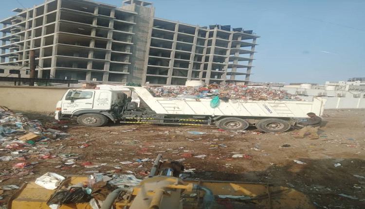 مستشفى الصداقة بعدن يواصل حملة نظافة موسعة في ساحة المستشفى..