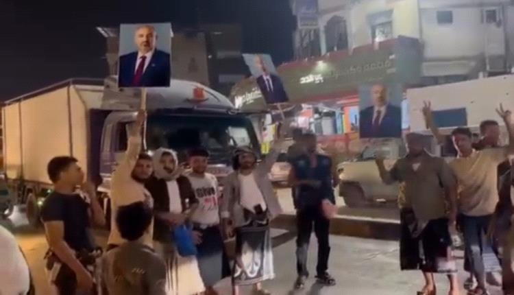 عاجل :  محتجون يقطعون الطريق أمام فادي باعوم في المكلا