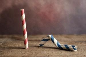 دراسة كورية: بعض الماصات الورقية قد تثقل البيئة أكثر من البلاستيكية