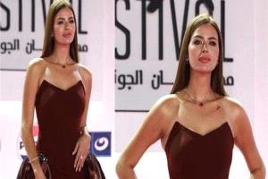 بندوة عن اللغة العربية.. هنادي مهنا تتحدث الإنجليزية ويسرا تحرجها