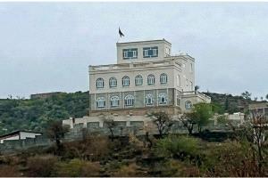 نصف كيلو يفصل الحوثيين عن منزل رشاد العليمي.. ماذا حدث ليلة سقوط مواقع الحجرية؟
