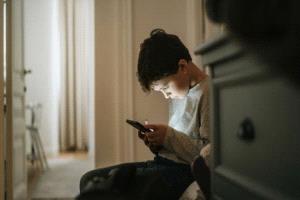 مجلس الأمن يكافح العنف الرقمي ضد الأطفال في النزاعات المسلحة
