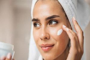 أسرار استخدام المرطب وفق نصائح أطباء الجلد