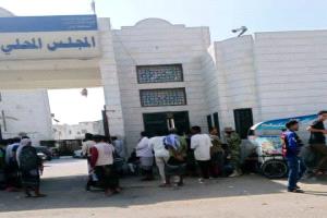 مفارقات الحرب... بين طوابير النازحين وجبهات القتال