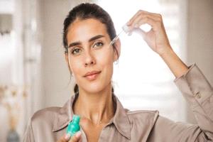 خلف البشرة الزجاجية... السيروم يصنع الفرق