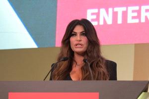 "عزيزي أرجوك أن تنجز هذا اليوم".. فضيحة مراسلات السفيرة الأمريكية في اليونان تهددها بالإقالة