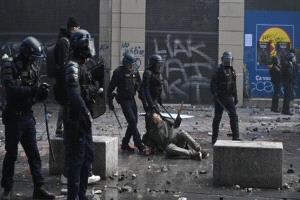 فرنسا: توقيف 1200 شخص وإصابة 150 شرطياً في الاحتجاجات