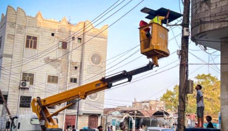 صيانة أعمدة ووحدات الإنارة بعدد من شوارع صيرة
