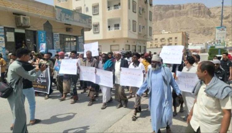 وقفة أمام مجمع الدوائر الحكومية بسيئون للمطالبة بالإفراج عن دويل ومرجان
