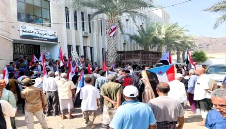 انتقالي عدن يدين الاعتداء على الصحفي البكري ويطالب بتحقيق
