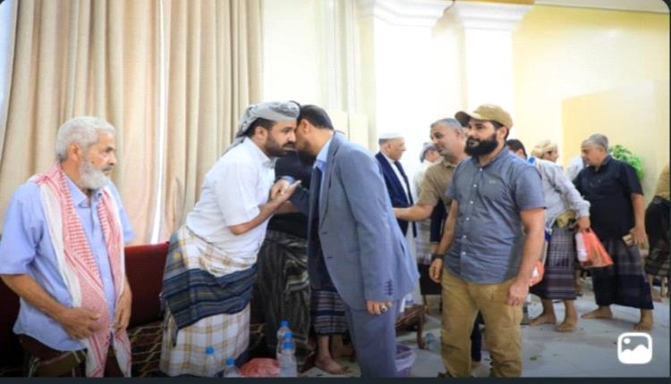 المحافظ شيخ يؤدي واجب العزاء في وفاة الشيخ عيدروس صالح العيسي