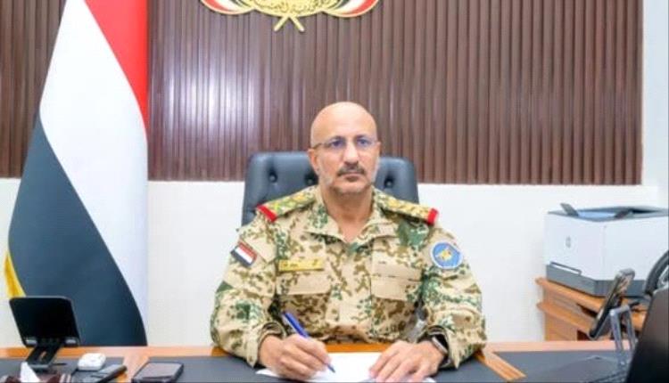 طارق صالح يوجه القوات اليمنية في الساحل الغربي بإعادة ترتيب صفوفها
