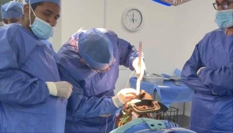 مقطع جراحة بالمخ لمريض رعشة واعٍ يثير ضجة في مصر.. الطبيب يروي التفاصيل