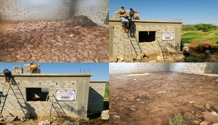 مشروع بناء مسجد بر الوالدين بمنطقة بيت الحفاشي بالمحويت يصل لمرحلة الردم ورفع بلك السطح