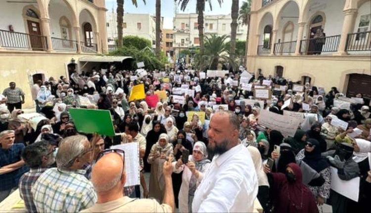 احتجاجات الرواتب تتسع في ليبيا.. وتضغط على حكومة الدبيبة