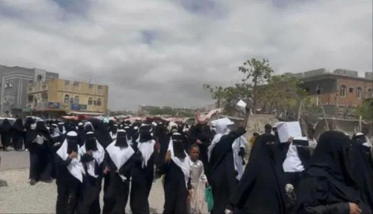 مسيرات طلابية بساحل حضرموت ترفض فصل المعلمين المتعاقدين
