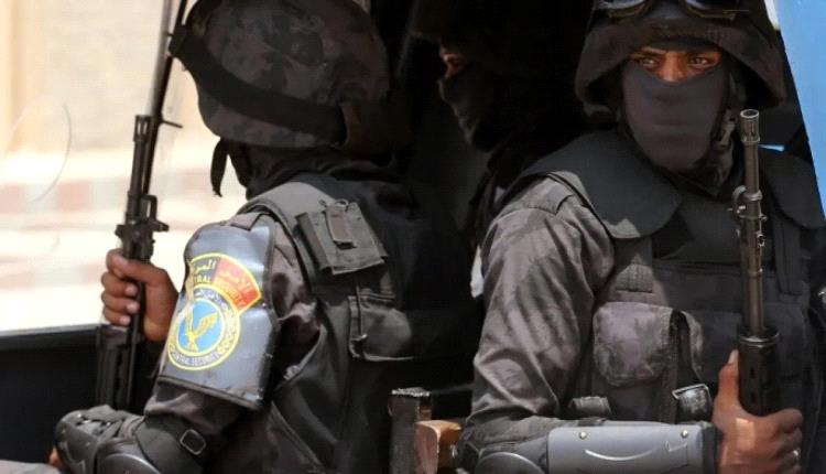 طالب يقتل والده إمام المسجد ويجلس بجوار جثته
