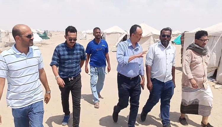 مدير صحة عدن يتفقد مخيم الفردوس ويؤكد تقديم الرعاية الصحية الطارئة للنازحين