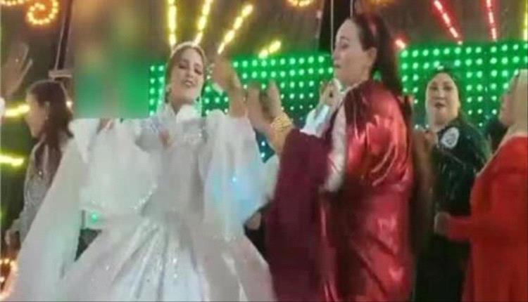 عروس ترقص بالسلاح الآلي في حفل زفاف.. فيديو شغل المصريين
