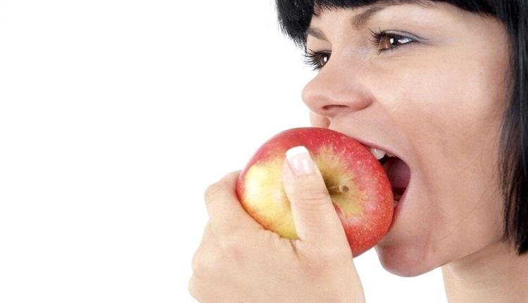 ماذا نخسر عند تقشير التفاح؟.. طبيبة تكشف أين تتركز أهم فوائدها