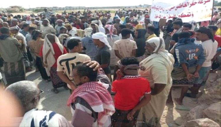 احتجاجات لعمال ميناء الشحر للمطالبة بسرعة إعادة تشغيله
