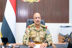 طارق صالح يوجه القوات اليمنية في الساحل الغربي بإعادة ترتيب صفوفها