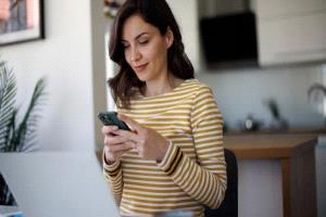 هوس الشاشة النظيفة.. ما سر مسح إشعارات الهاتف باستمرار؟